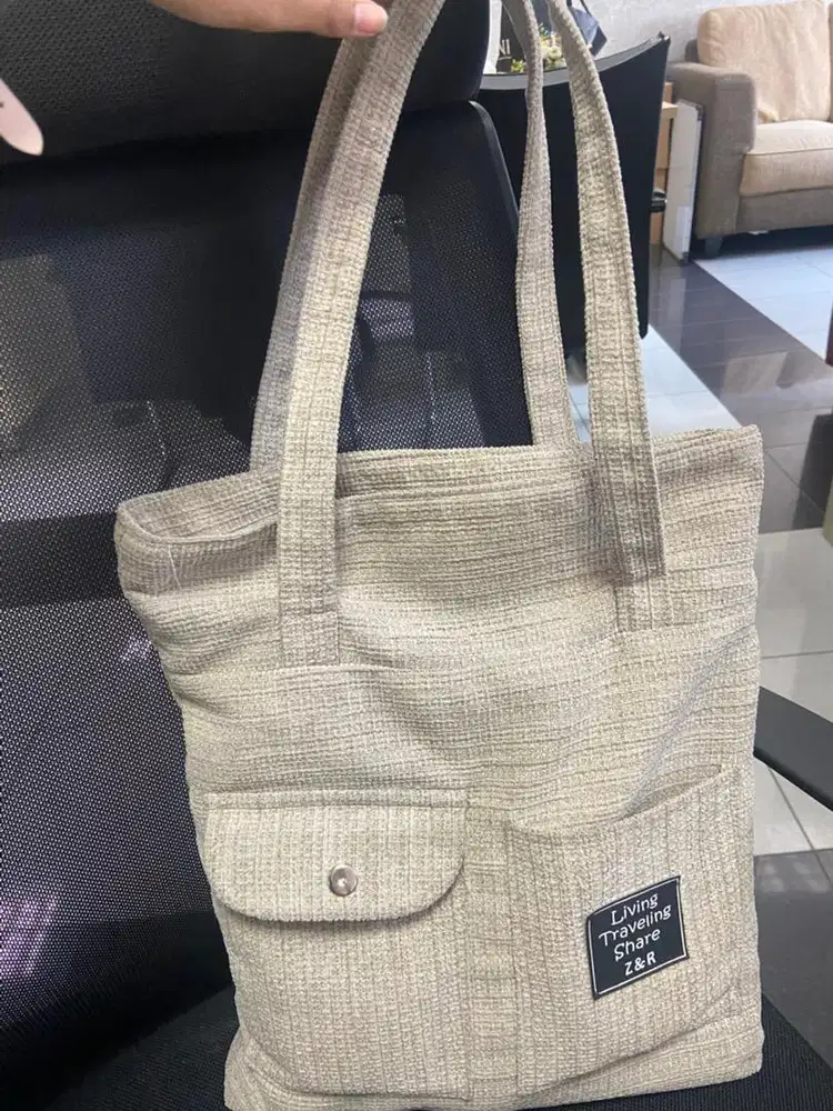 Totebag Kain Premium dengan Saku Depan – Desain Simple Tapi Elegan!