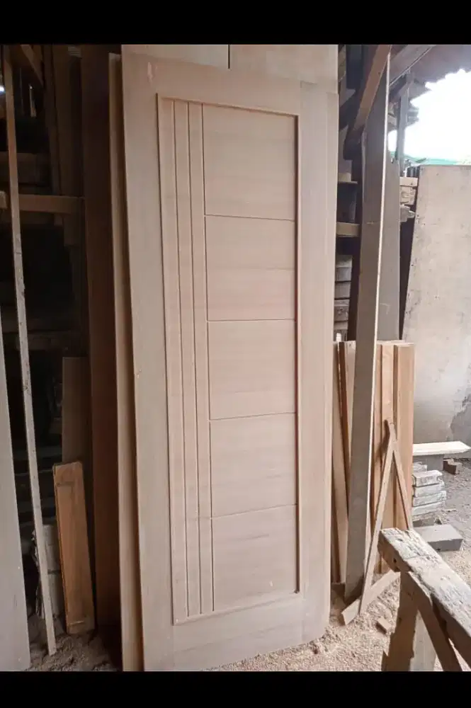 Pintu kayu kamper