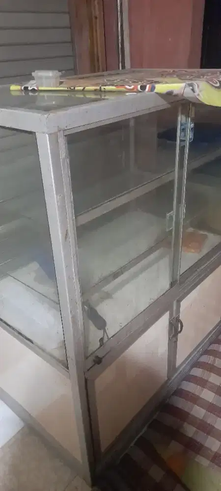 Etalase bekas toko klontong