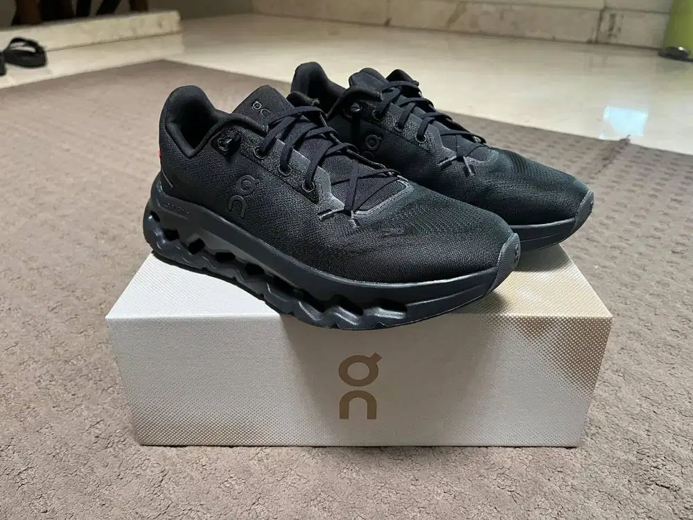 ON Cloudtilt Black Eclipse (size 41)