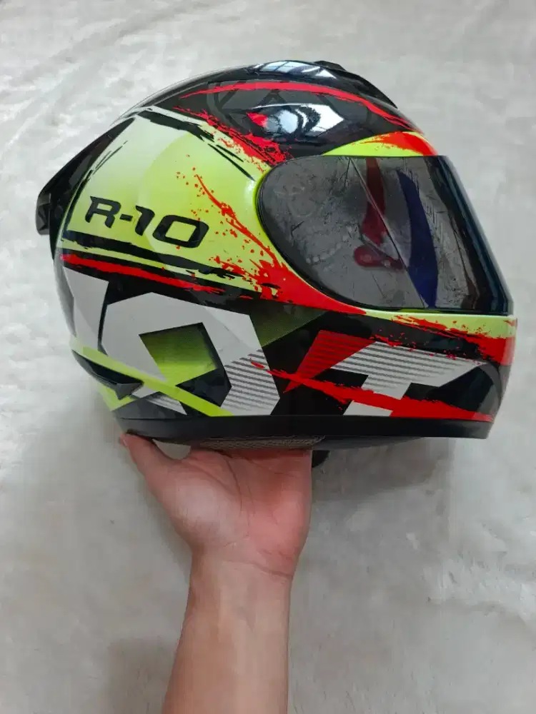 kyt r10 size L fit M