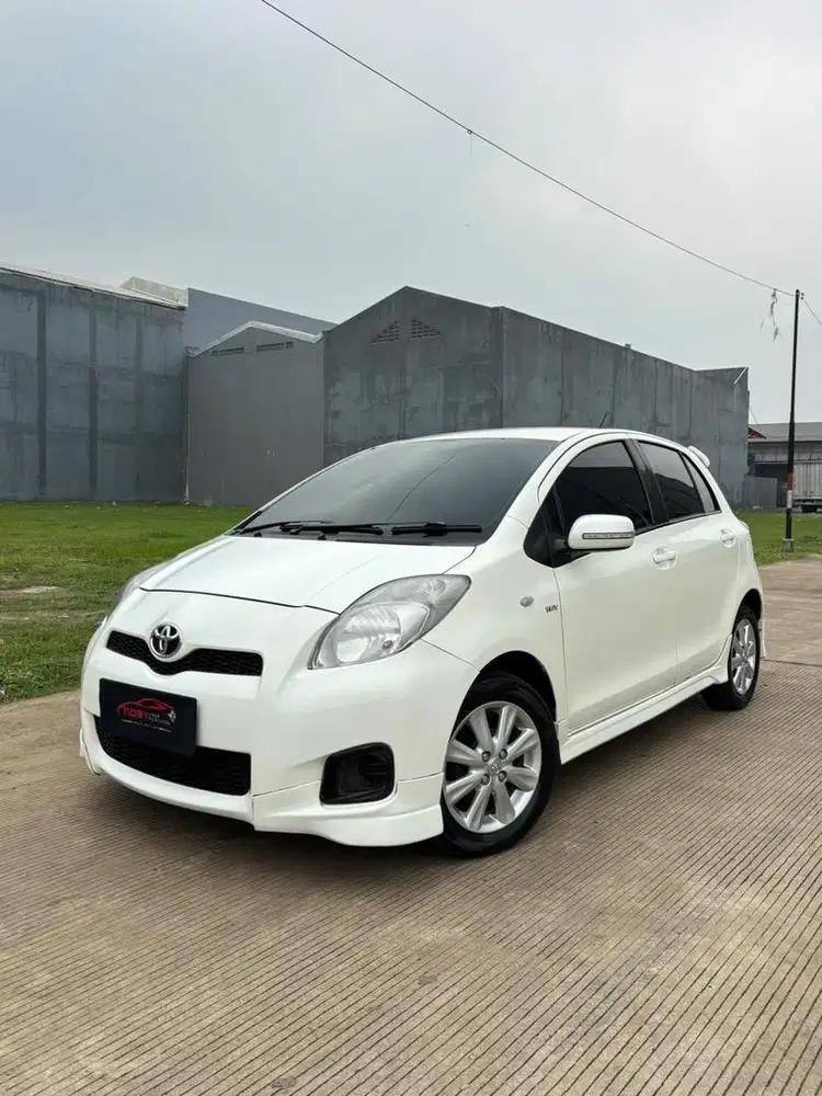 Toyota Yaris 1.5 E 2013 Automatic ( Putih Metalik )