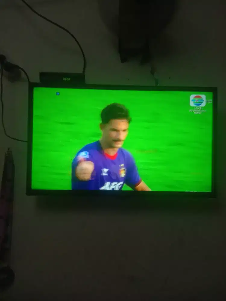 Jual tv led 32 inch merk LG,plus remot stb dan anntena dalam.