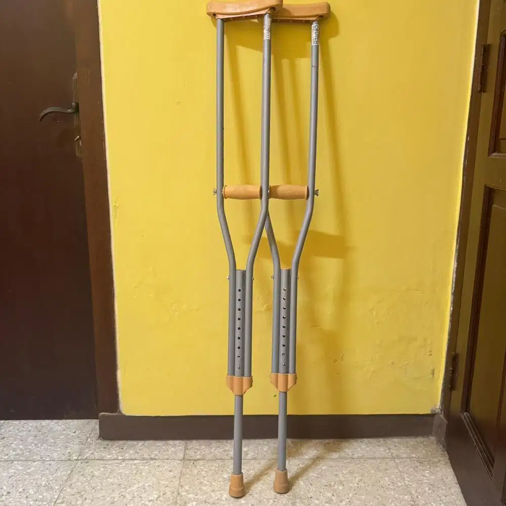 Tongkat ketiak alat bantu