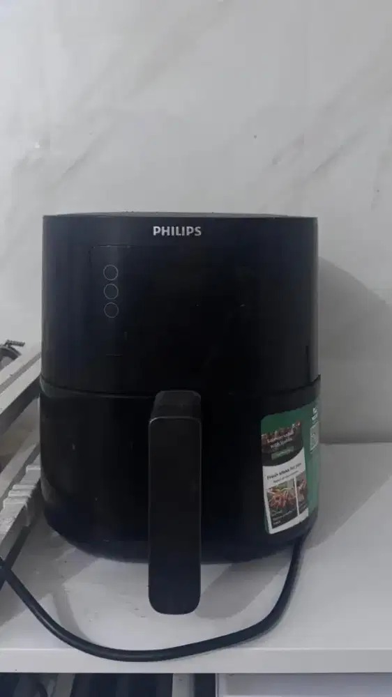 Air fryer hitam