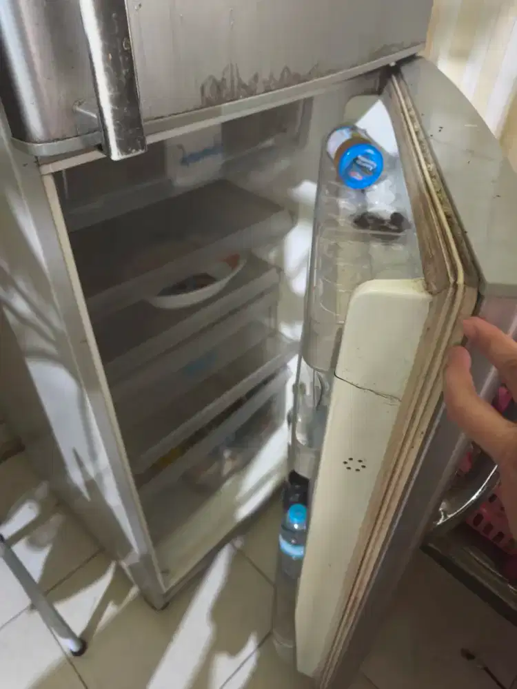 Kulkas 2 pintu merek Panasonic