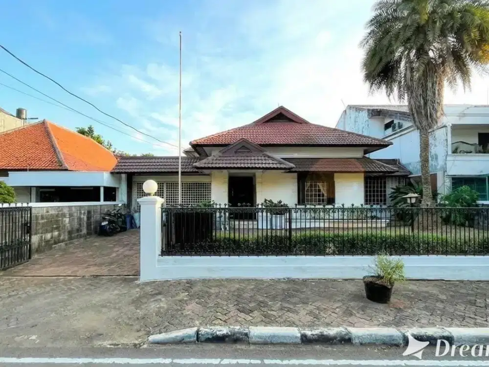 LXMMT 0165 Dijual Murah, Rumah Siap Huni Dengan Taman Luas Di Area Menteng Jakarta Pusat