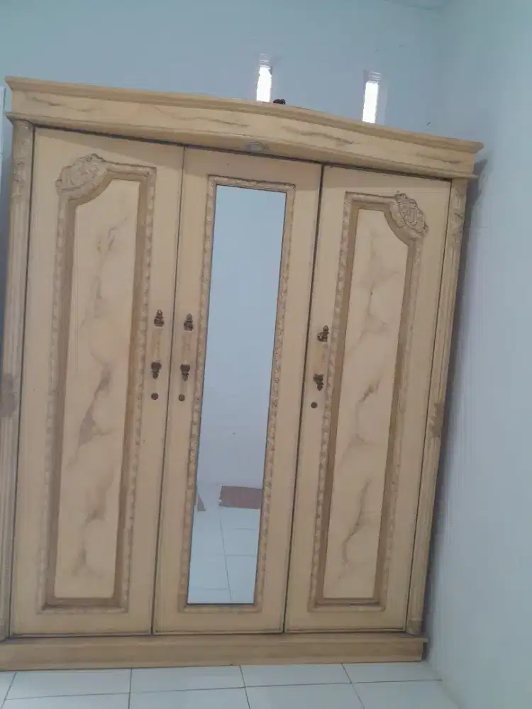Di jual cepat lemari tiga pintu.. nego sampe deal