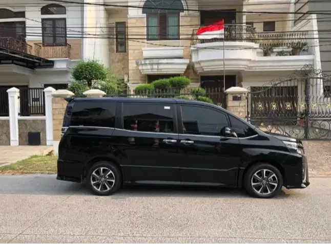 Toyota Voxy 2.0 2022 Hitam