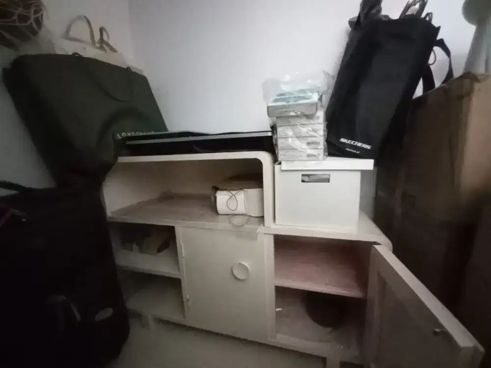 Lemari minimalis dan kokoh