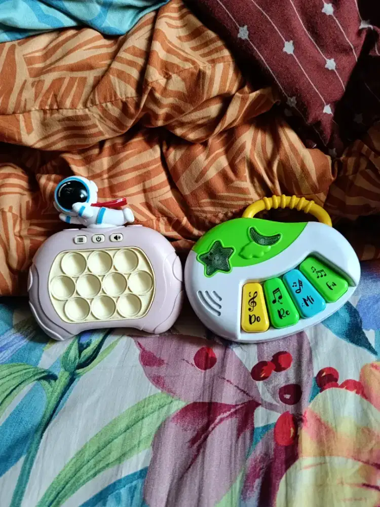Dijual 2 mainan Anak Elektrik Lampu Music masih normal