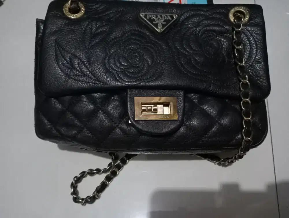 Tas kulit prada