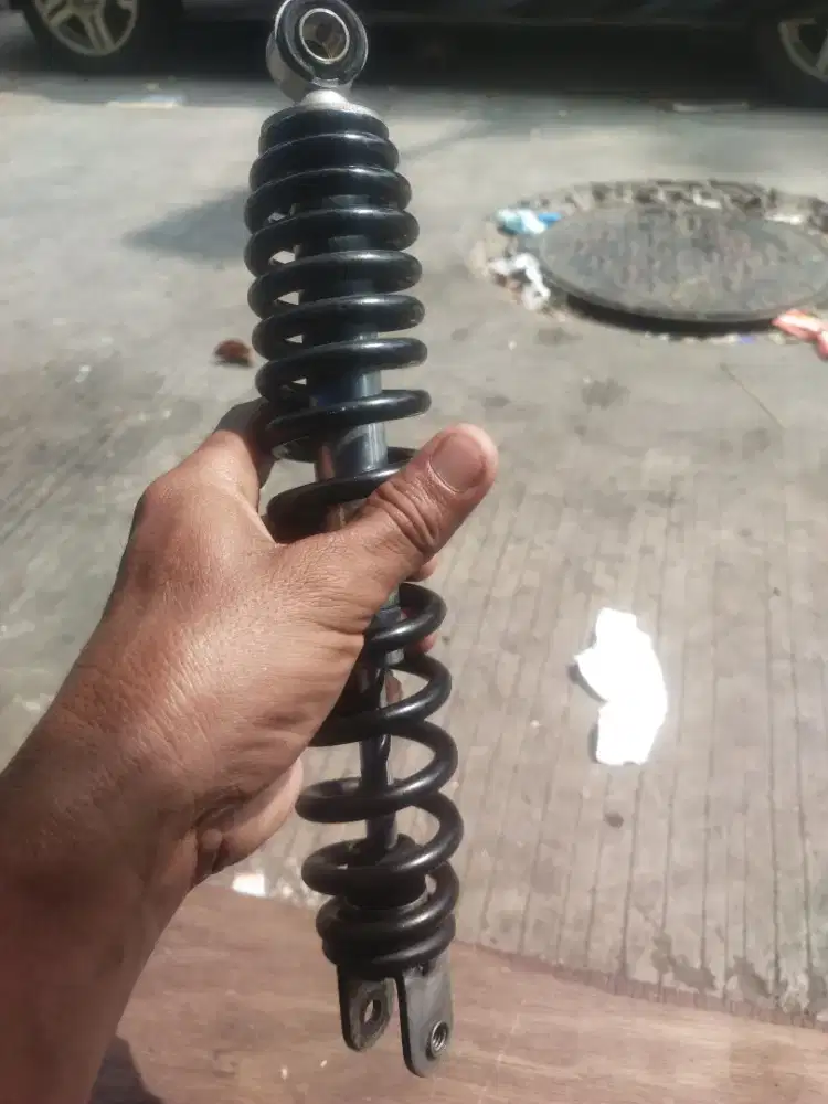 Di jual shockbeker belakang Mio original masih Gress no bocor