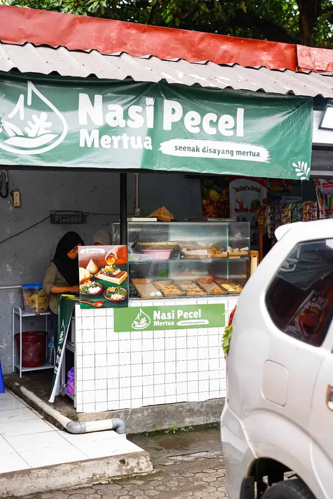 Karyawan Perempuan Nasi Pecel Mertua Cabang Pisangan Baru