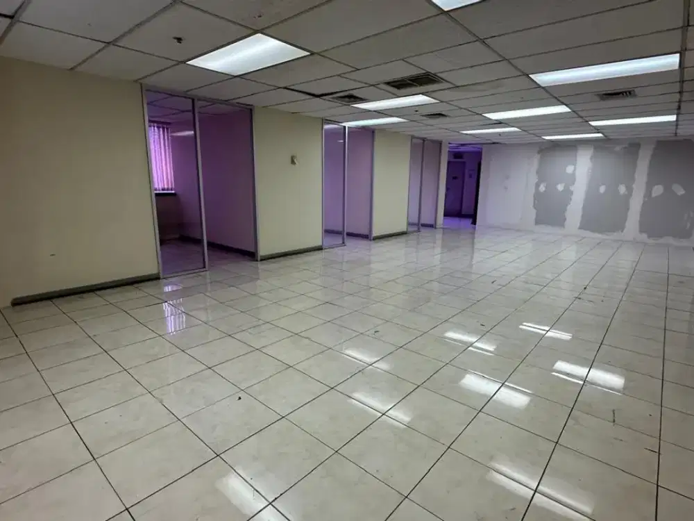 SEWA KANTOR DI  JAKARTA SELATAN GATOT SUBROOTO 242M2  PARTISI  120K NEGO