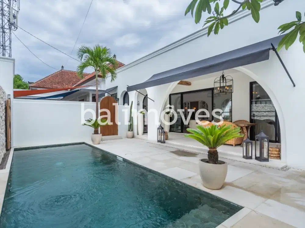 Menakjubkan Vila Mediterania Baru dengan Tiga Kamar Tidur di Sanur