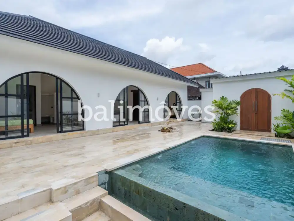 Vila Mediterania Baru dengan Tiga Kamar Tidur di Sanur