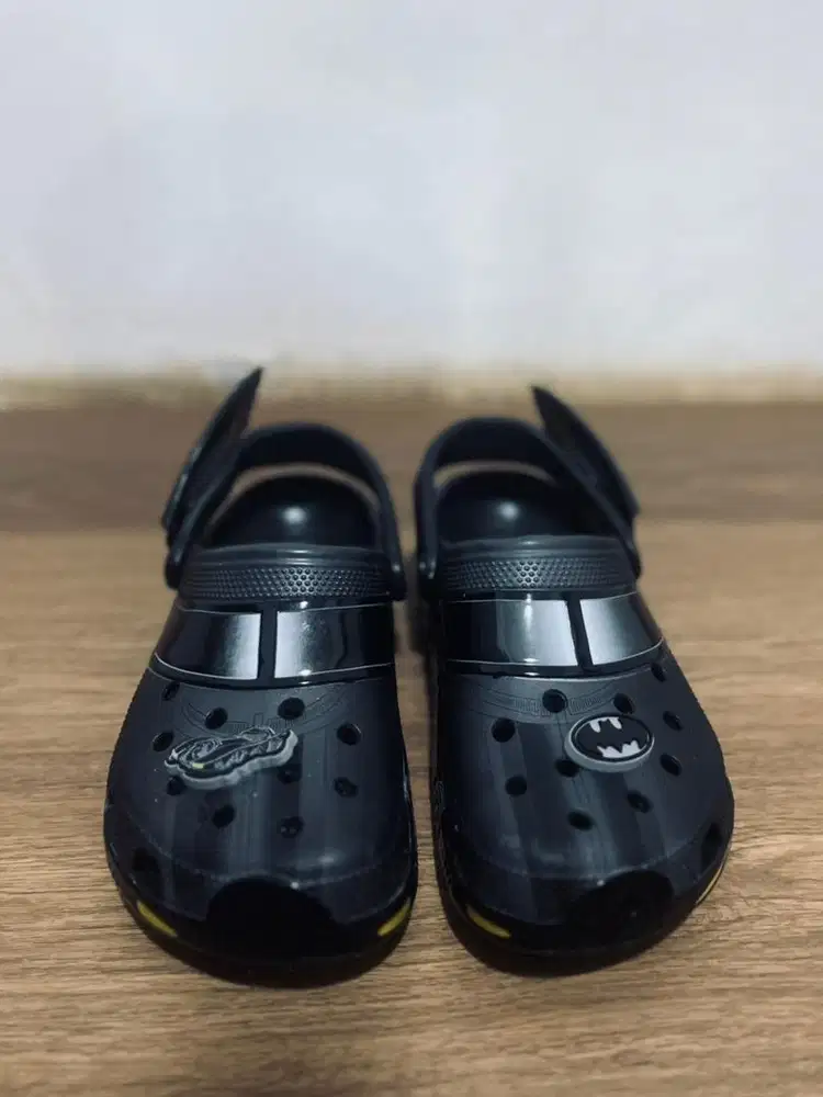 Sendal Crocs x Batman