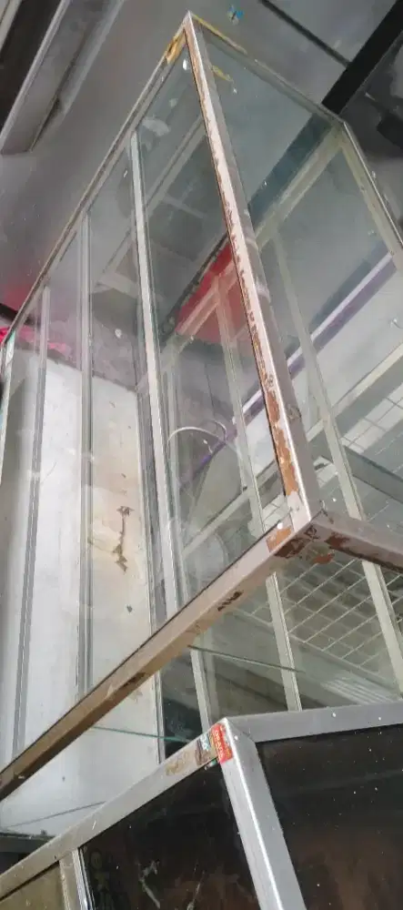 Dijual etalase seadanya