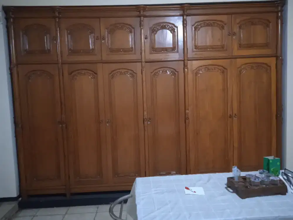 Dijual lemari pakaian besar bahan kayu jati tinggi 260cm, lebar 372cm