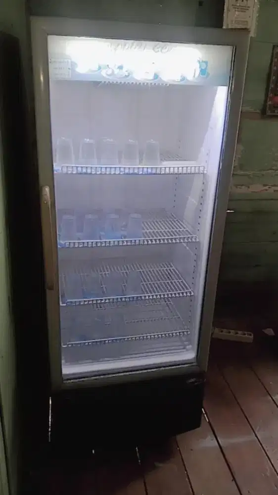 Showcase/pendingin minuman merk Modena,no minus.