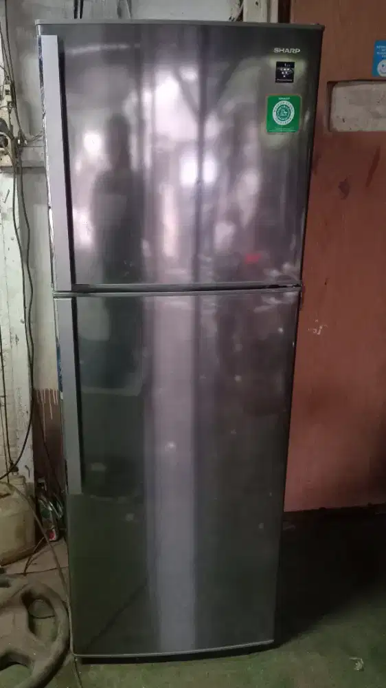 Di jual kulkas sharp 2 pintu,kondisi masih bagus,normal tinggal pakai
