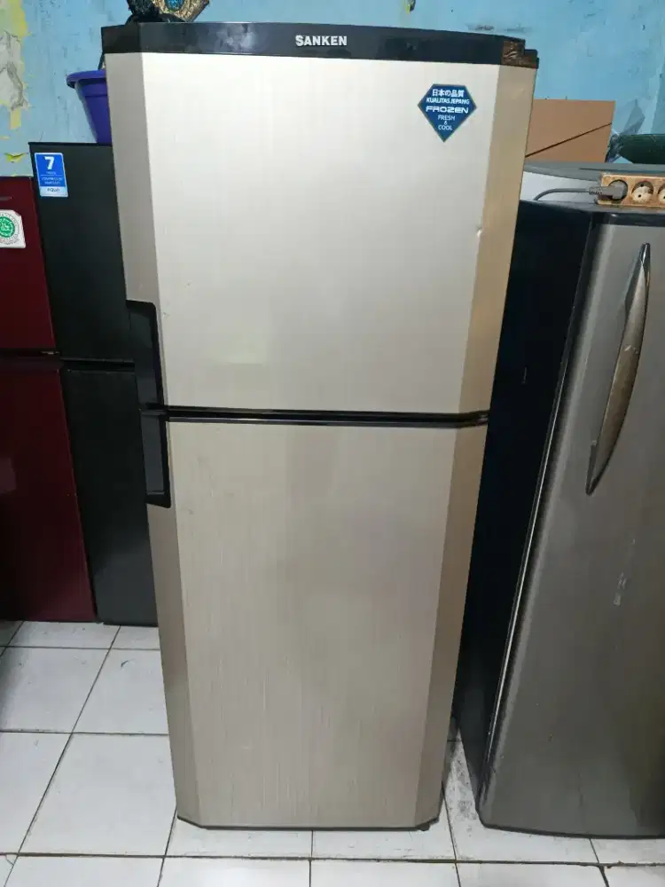 Kulkas 2 pintu merek SANKEN