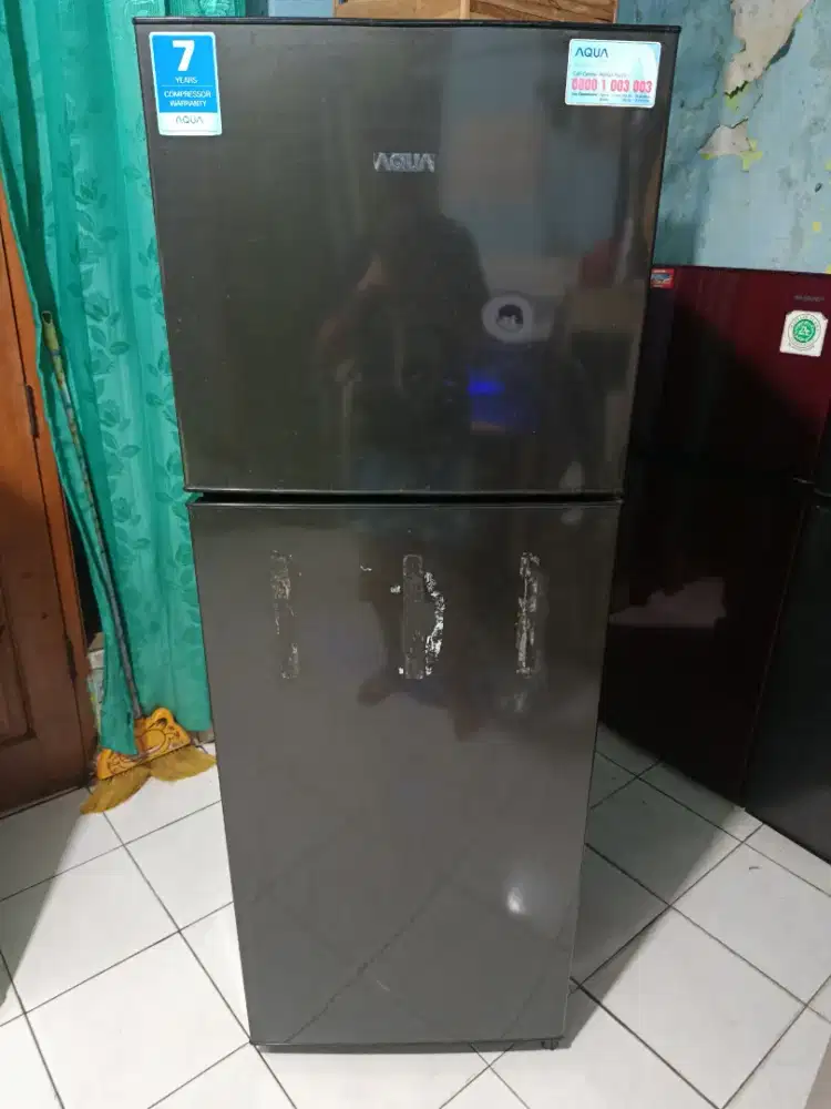 Kulkas 2 pintu merek AQUA
