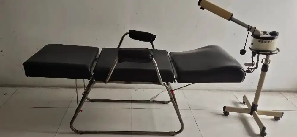 Dijual murah 1.bh. Tempat tidur facial dan stand steamer uap.