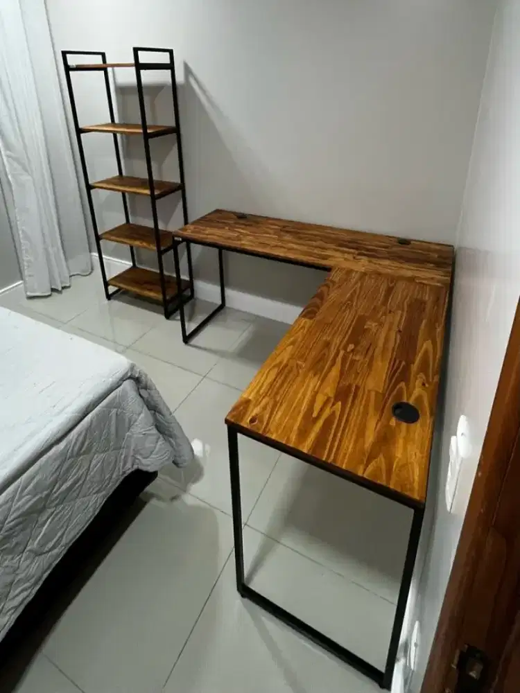 1 set meja L dan rak