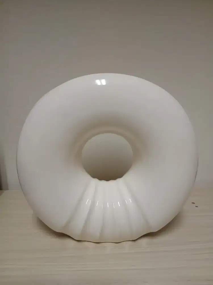 Vase keramik bentuk donat