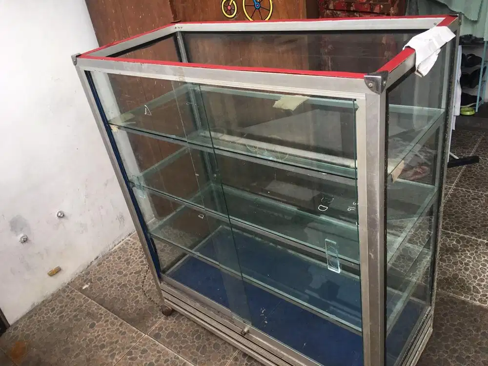 Etalase bekas ada roda bawah