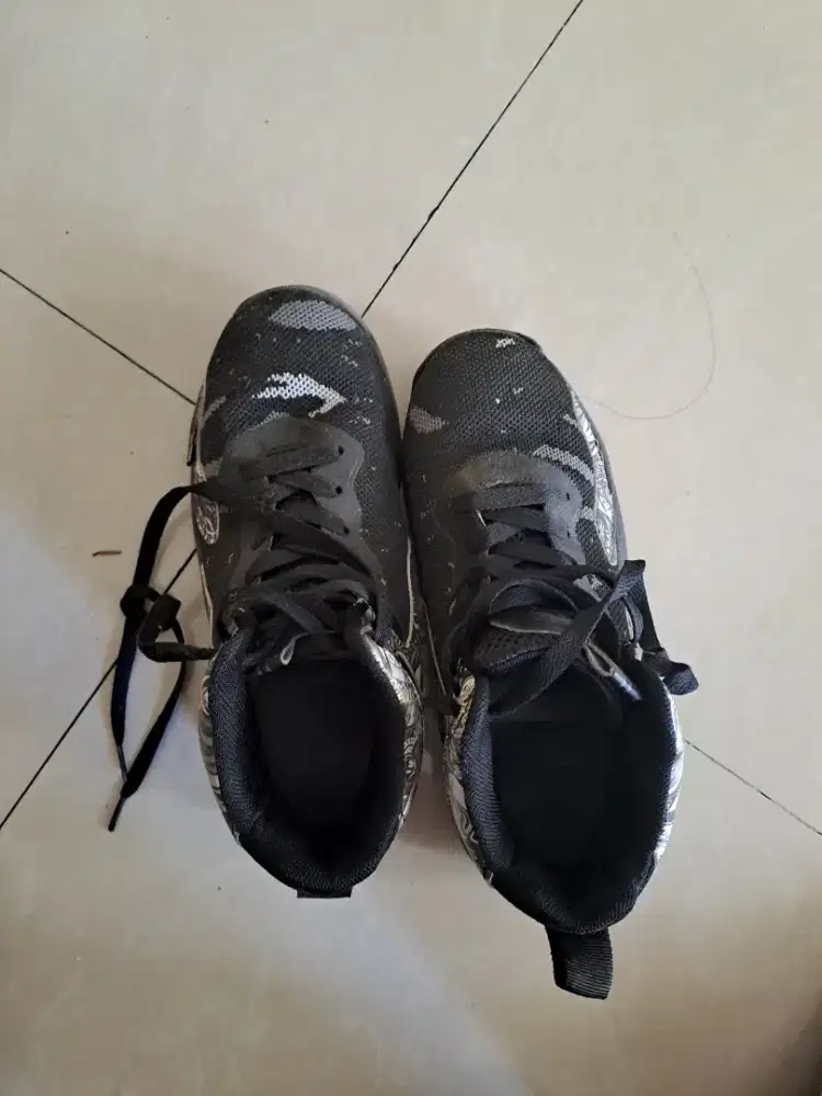 Sepatu basket bekas size 38