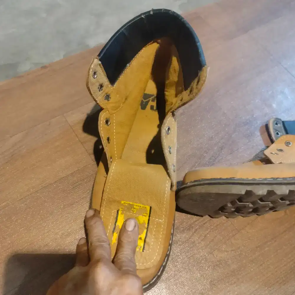 Sepatu safety caterpilar kondisi bagus