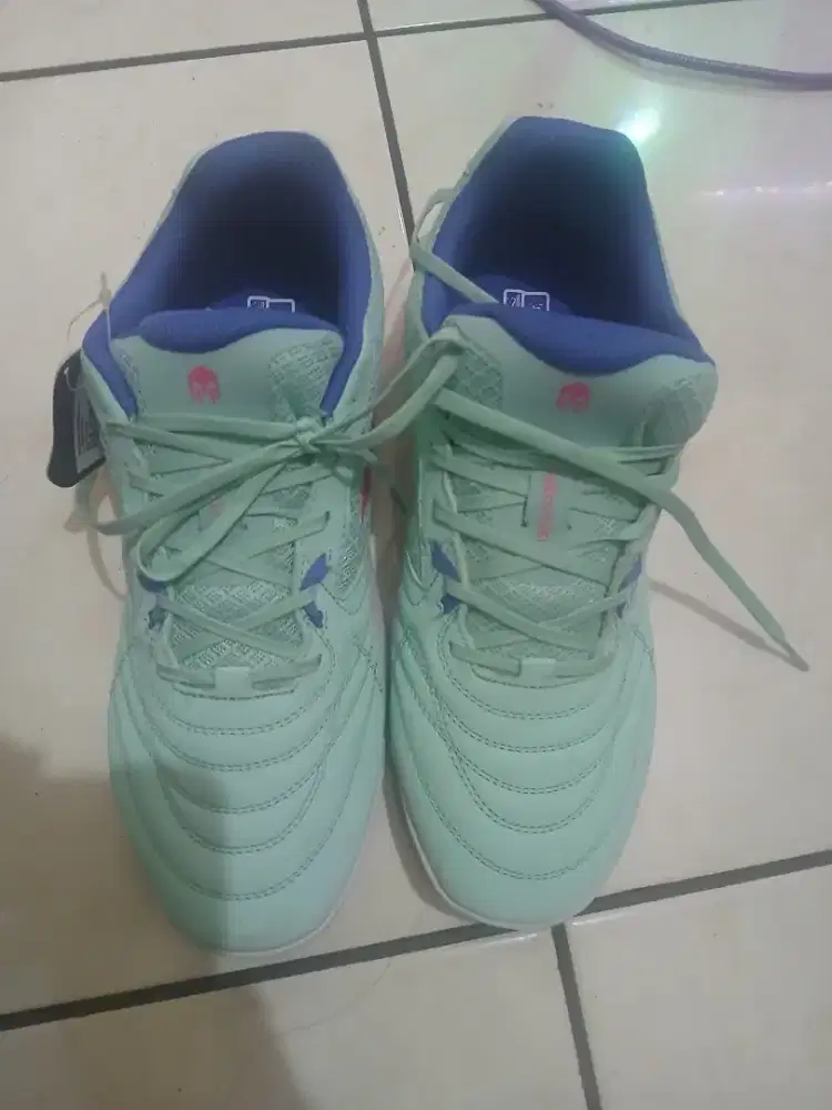 Sepatu futsal ukuran 42