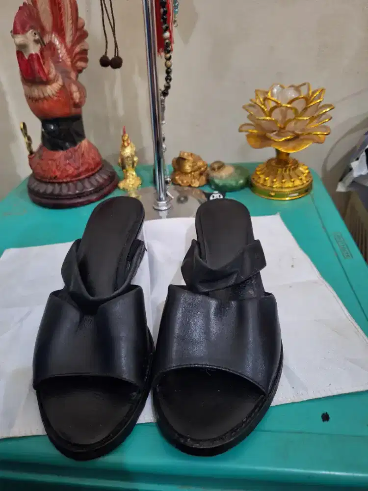 Sandal branded 
Rockport warna hitam 
Limited edition 
Barang terawat