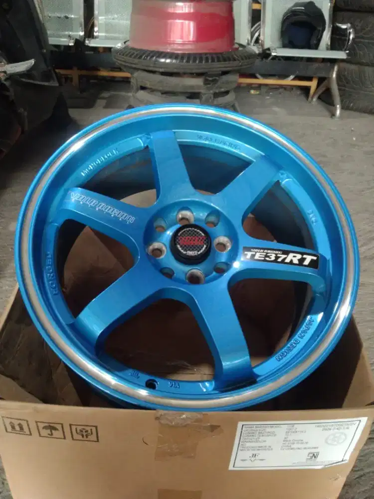 Velg baru volk rays te37 ring 17 ada 2  warna merah sama biru