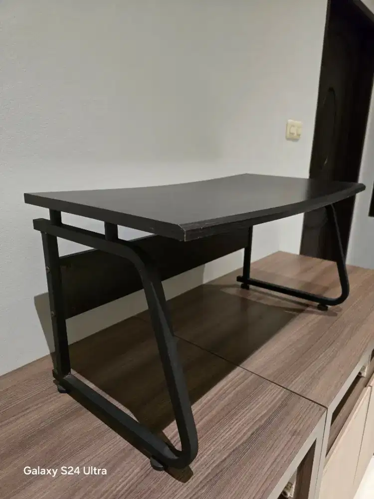 Meja belajar pendek.