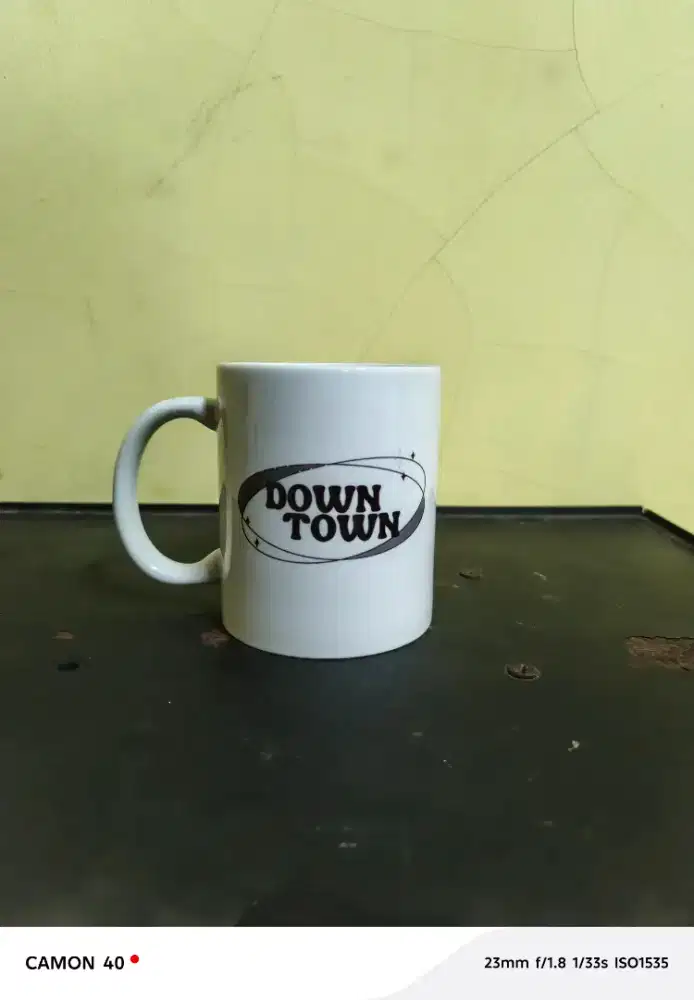 Mug Keramik Motif “DOWN TOWN” – Simple & Stylish