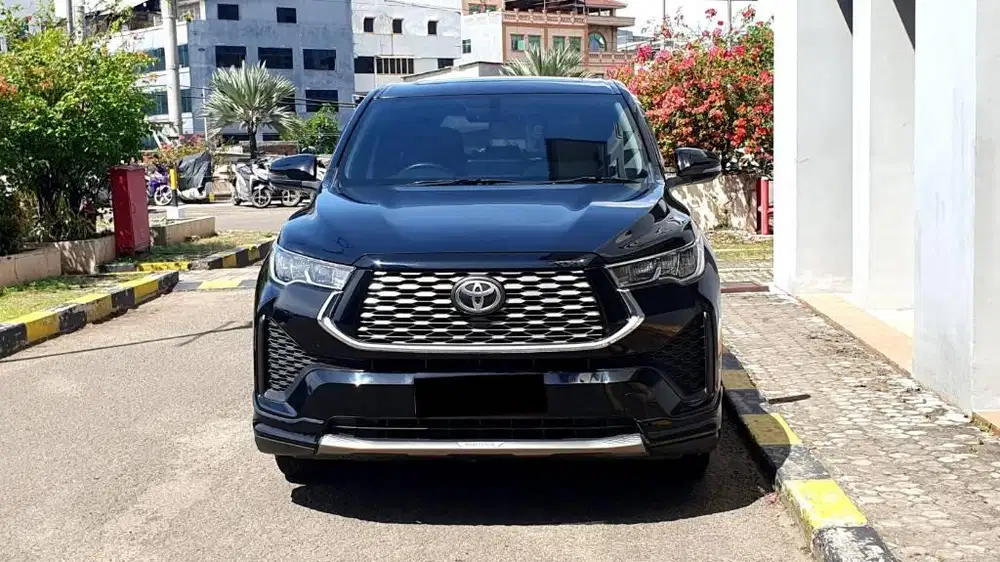 Toyota Zenix V Hybrid 2.0 modelista Panoramic AT Hitam 2023 low km