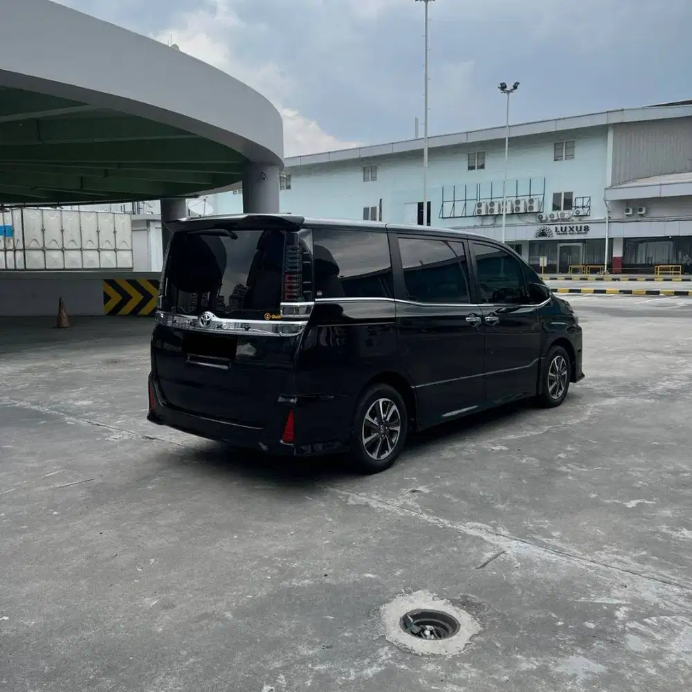 TOYOTA VOXY 2.0 A/T 2019