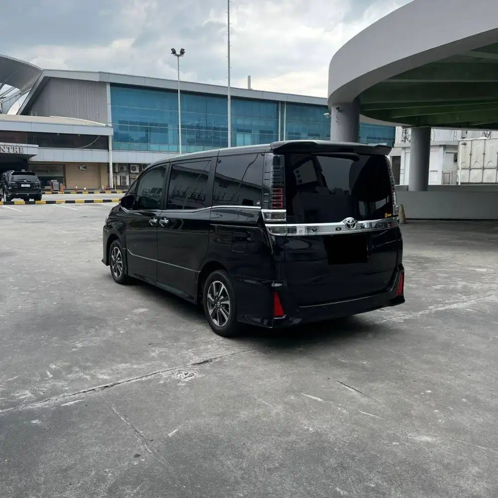 TOYOTA VOXY 2.0 A/T 2019