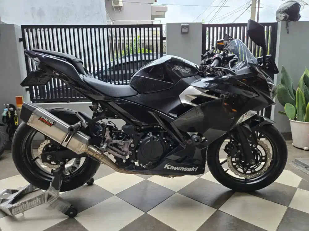Kawasaki Ninja 250 FI tahun 2018 KM 2300