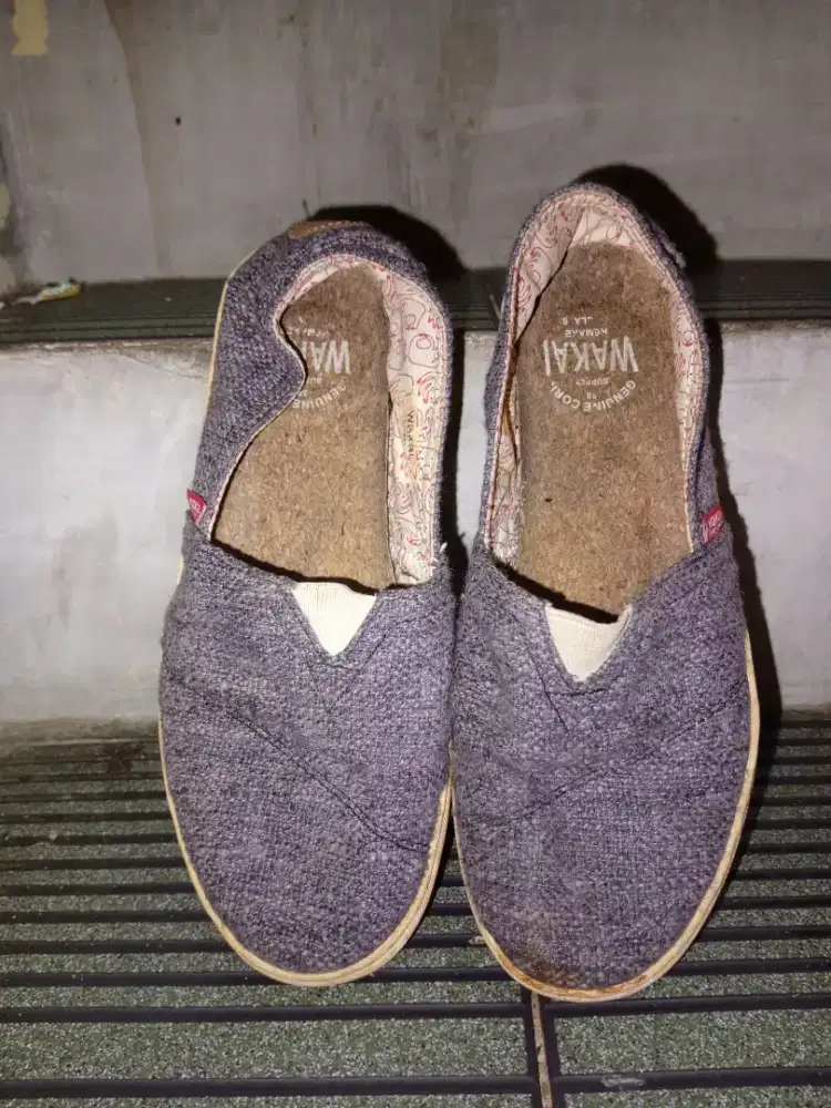 Sepatu model slip-on canvas HSC 2025