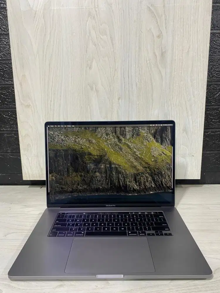 Macbook Pro 2019 intel core i7 16inc RAM 16gb SSD 512gb