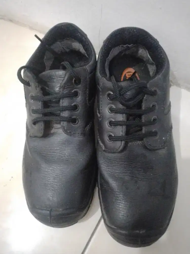 Sepatu safety hitam dr osha