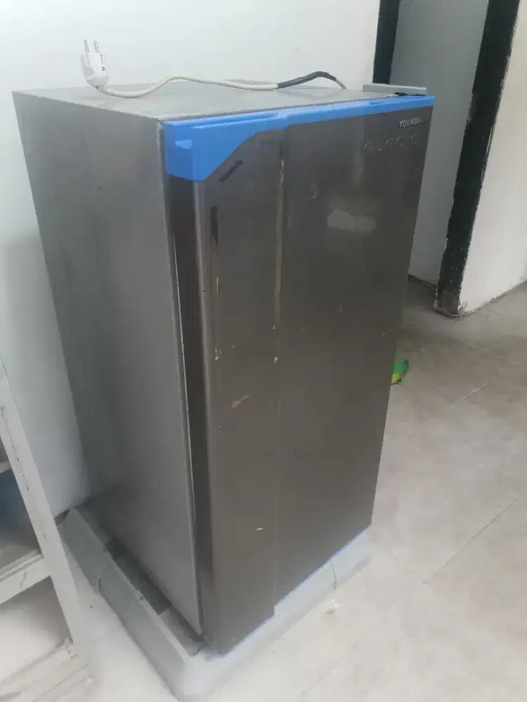 Dijual kulkas 1 pintu kondisi bekas, masih normal 100%, siap pakai.