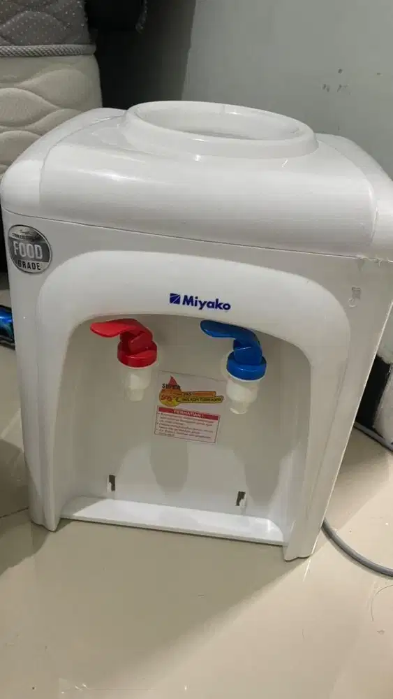 DISPENSER dan galon aqua USED LIKE NEW