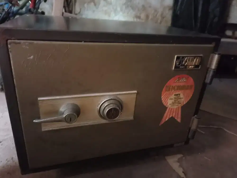 Brankas Uang (cocok untuk menyimpan aset)