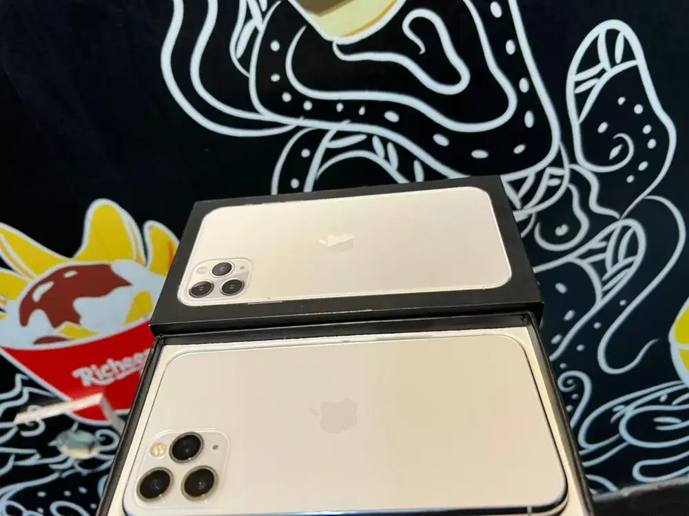 iphone 11 pro 256gb yes Im silver